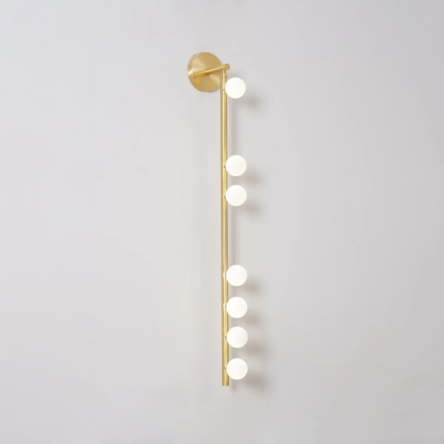 Applique murale linéaire moderne en verre et laiton