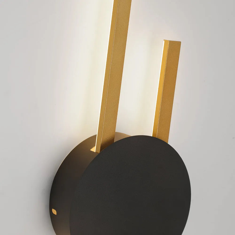Elegante applique lineare in metallo e acrilico