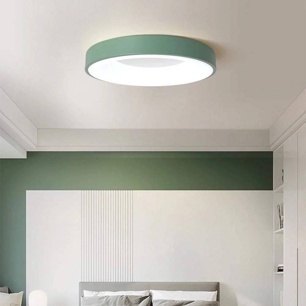 Moderne, schlichte, farbenfrohe Deckenleuchte