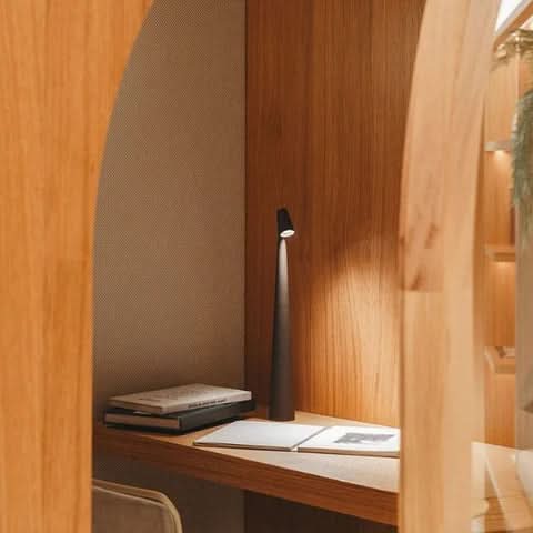 Lampada da tavolo dal design minimalista Glarefusion