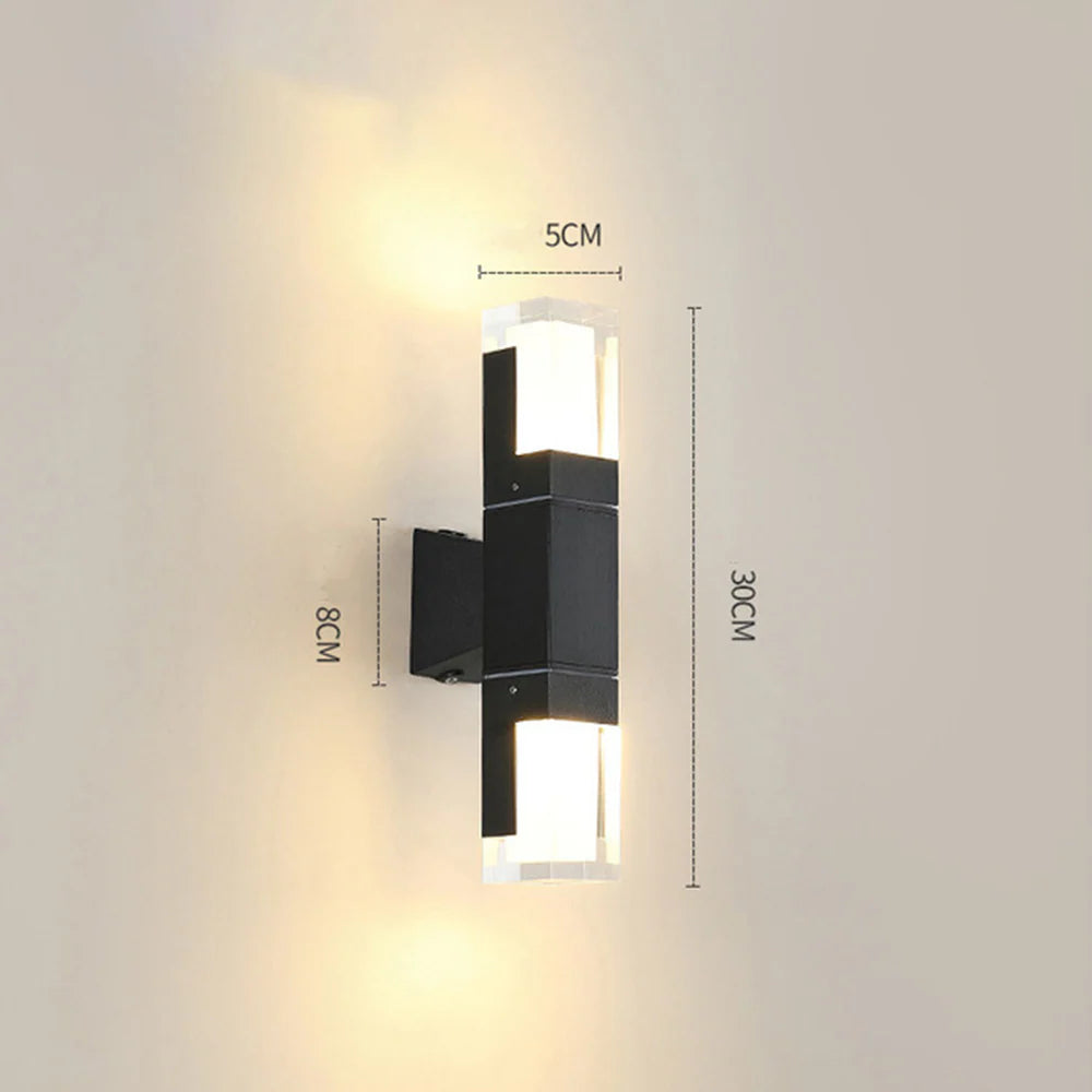 Luce a parete da esterno contemporanea elegante e nera.