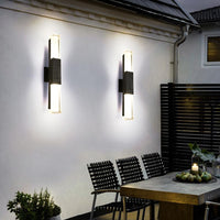 Luce a parete da esterno contemporanea elegante e nera.
