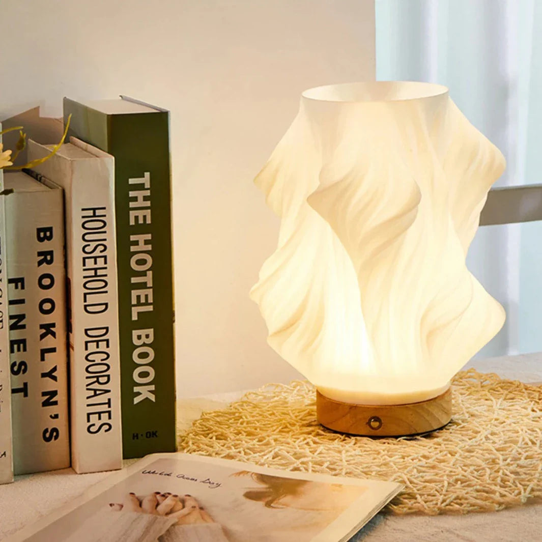 Elegante lampada da notte con paralume a strisce a spirale
