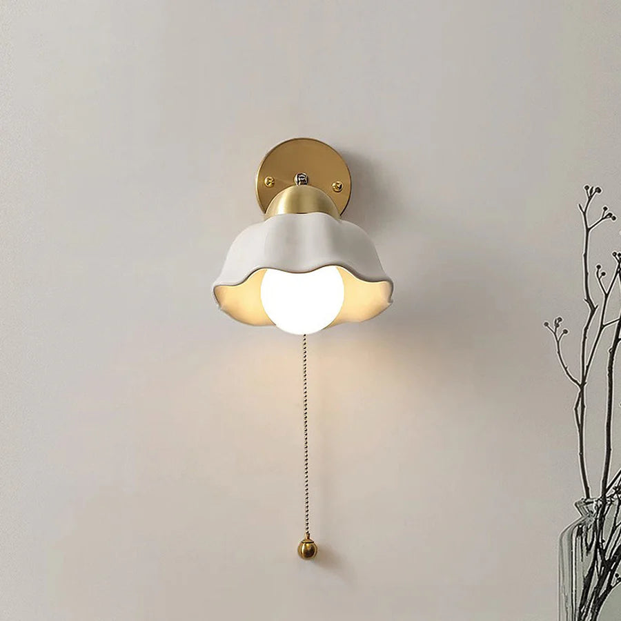 Semplice lampada da parete da comodino in ceramica medievale
