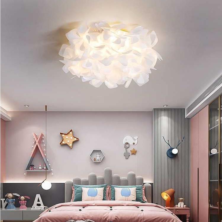 Moderne kronbladformet loftslampe i soveværelset