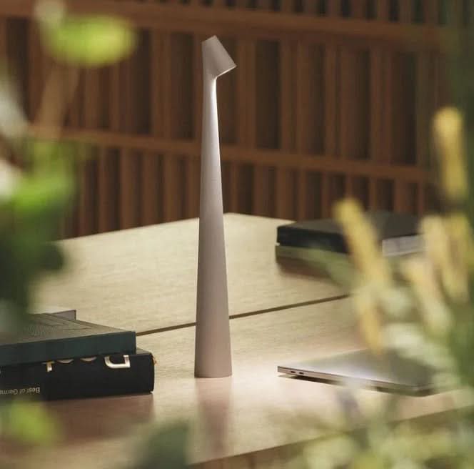 Lampada da tavolo dal design minimalista Glarefusion