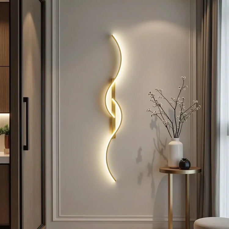 Chic moderne væglampe med langstrakt bølgeform